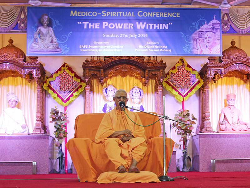 Pujya Doctor Swami blesses the conference