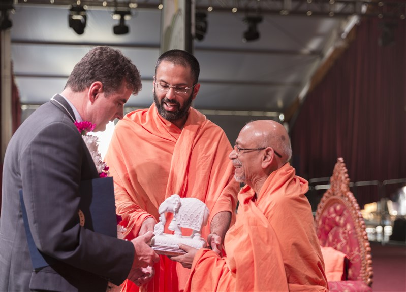 Congressman Michael Fitzpatrick receives a memento from Pujya Tyagvallabh Swami