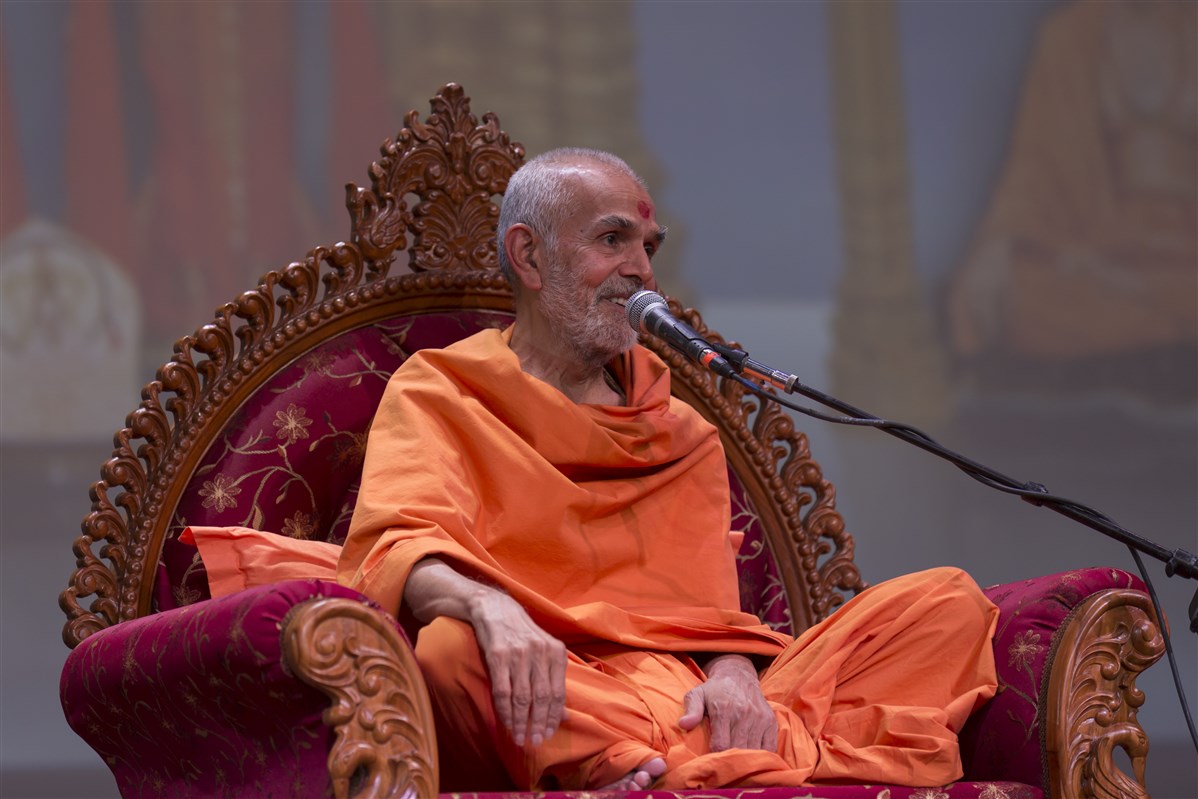 Pujya Mahant Swami addressing the assembly