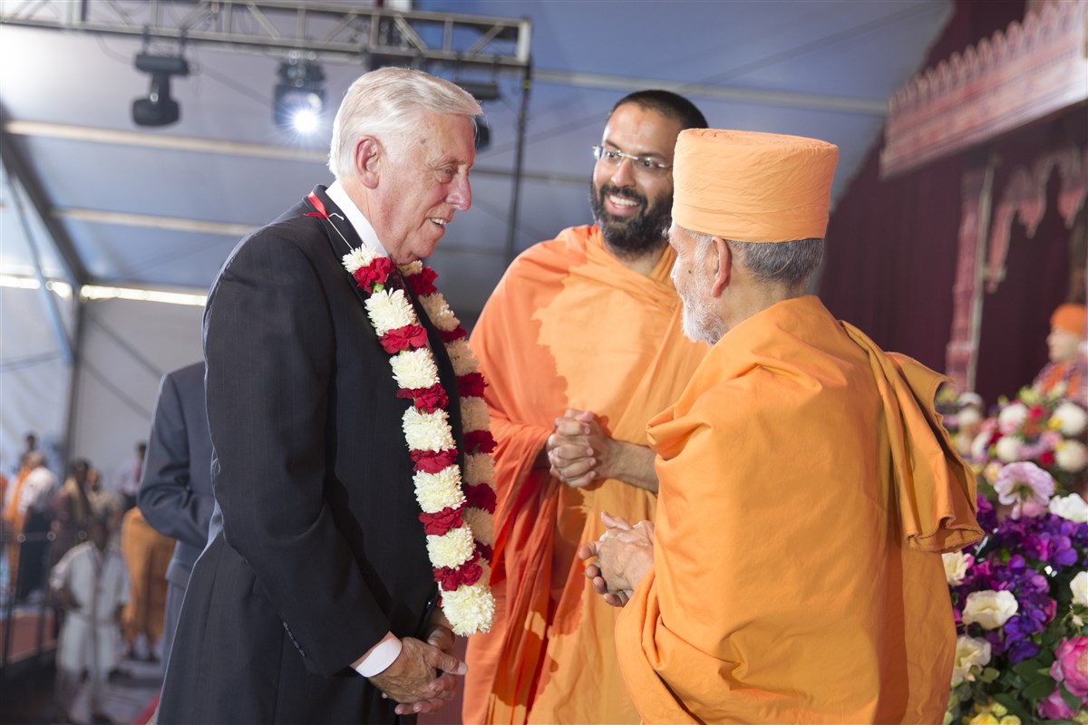Pujya Mahant Swami garlands U.S. Representative Steny Hoyer being 