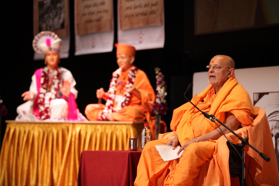 Pujya Ishwarcharan Swami delivering a discourse