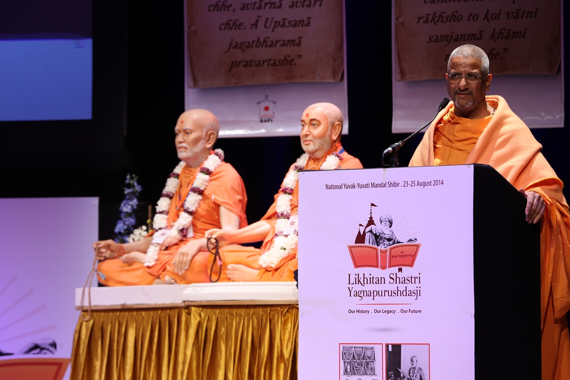 Aksharvatsal Swami delivering a discourse