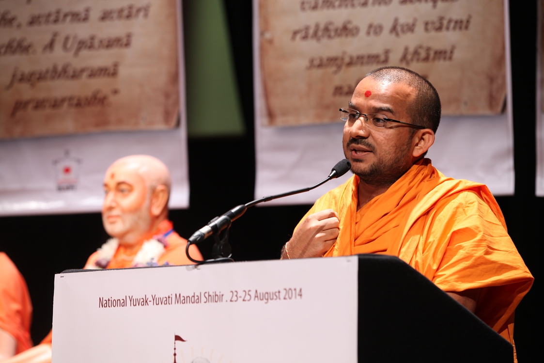 Apurvamuni Swami delivering a discourse