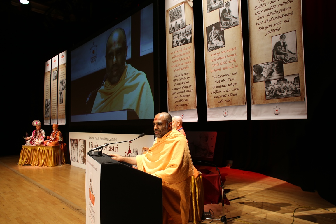 Satyavrat Swami delivering a discourse