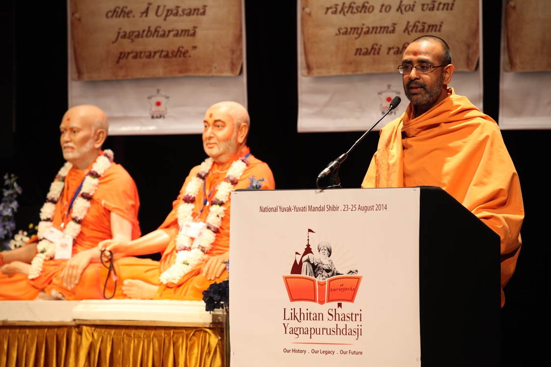 Divyatanay Swami delivering a discourse