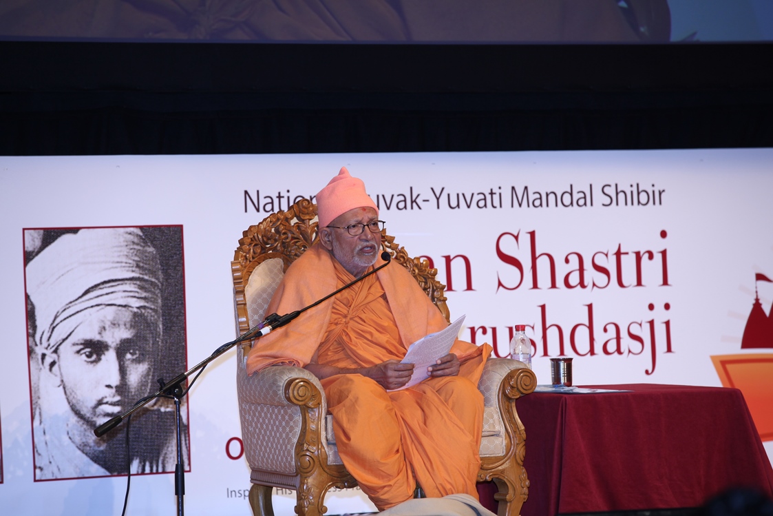 Pujya Kothari Swami delivering a discourse