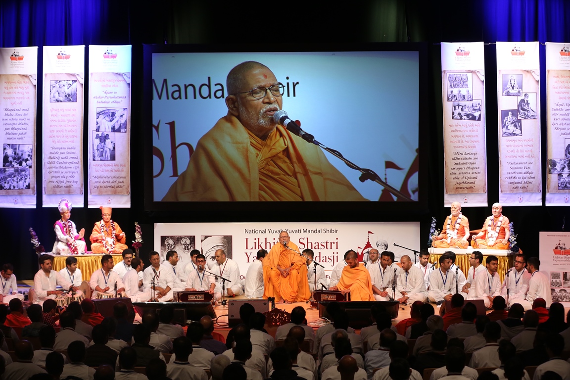 Pujya Kothari Swami singing during the kirtan-bhakti programme