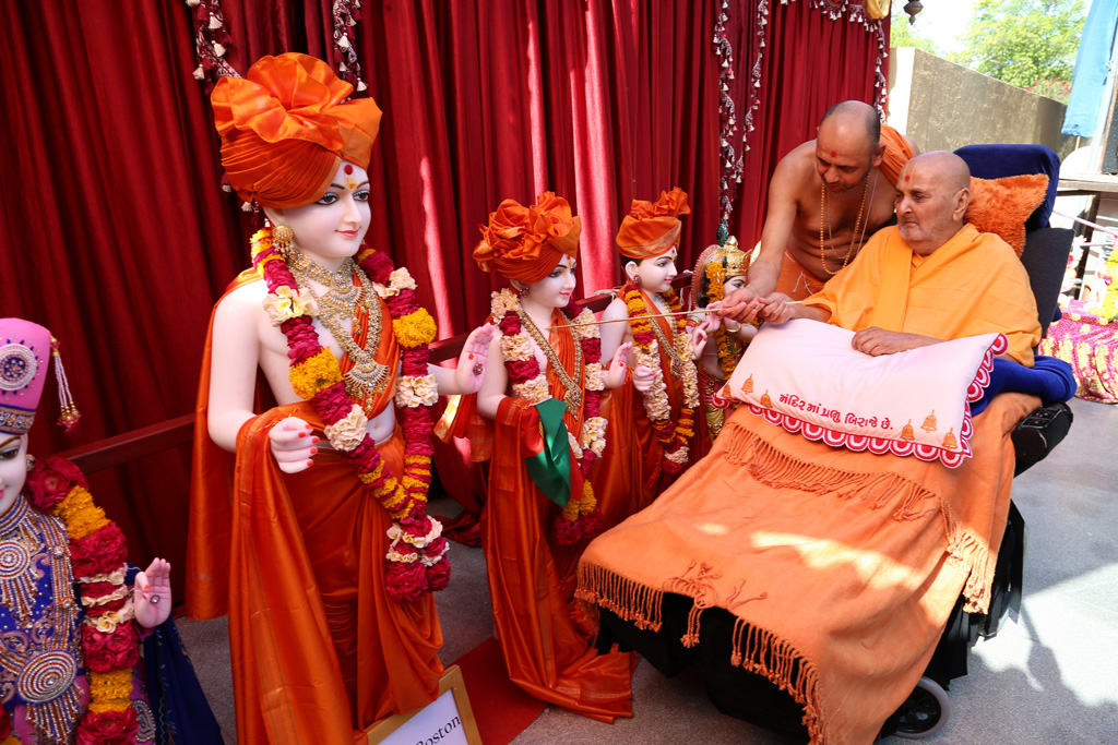 Murti Pujan by Swamishri in Sarangpur, 24 April 2014