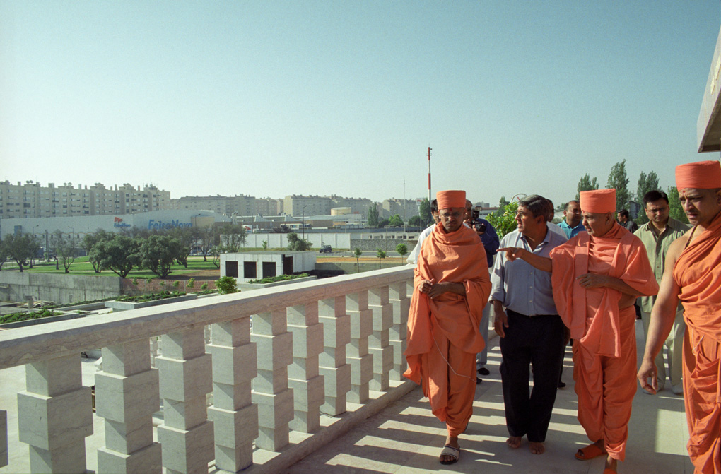 Swamishri in Lisbon, 2000