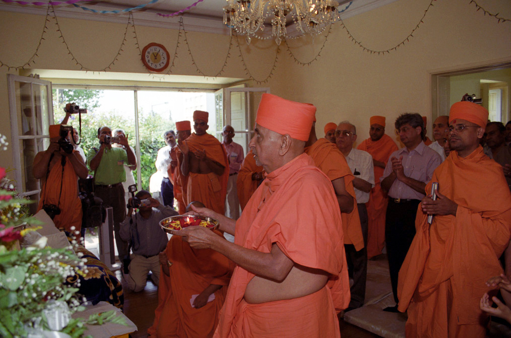 Swamishri in Lisbon, 2000