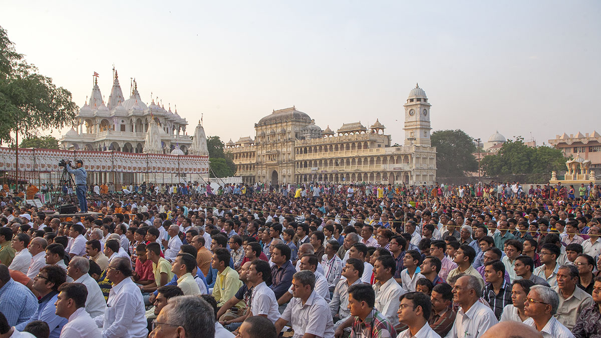 Devotees during the Chopda Pujan mahapuja