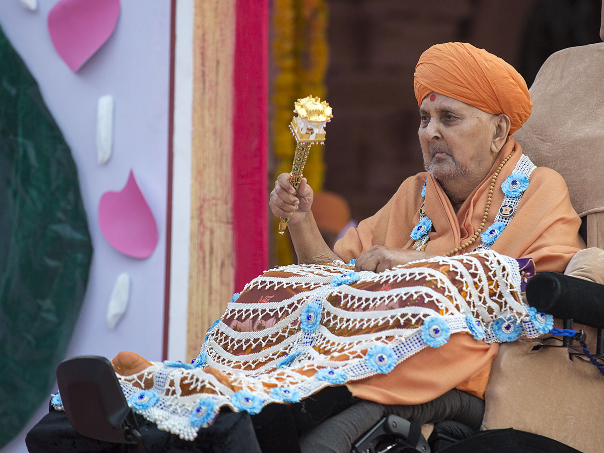 Swamishir waves a chhadi