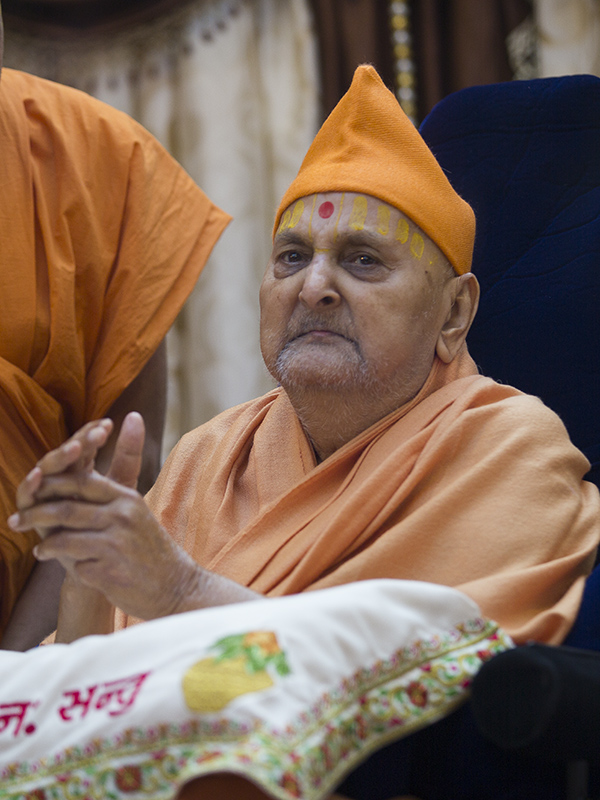 Swamishri greets all with 'Jai Swaminarayan for the New Year'