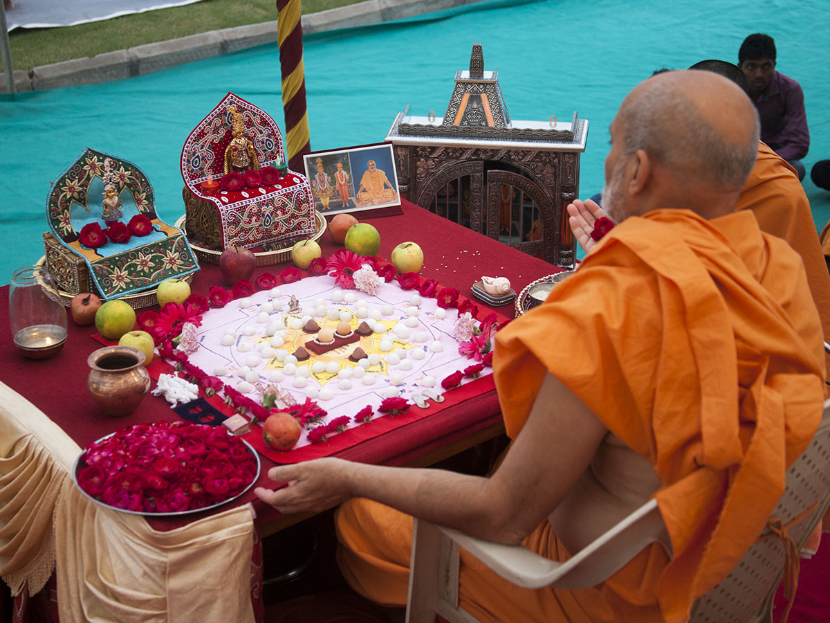 Pujya Viveksagar Swami performs mahapuja rituals
