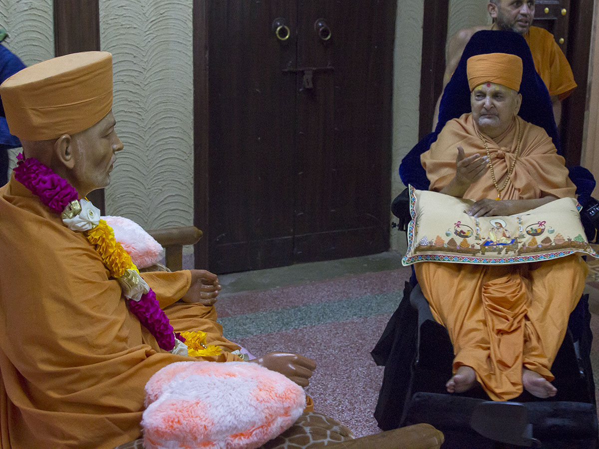 Swamishri doing darshan of Brahmaswarup Shastriji Maharaj