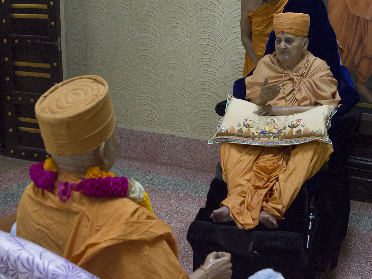 Swamishri doing darshan of Brahmaswarup Yogiji Maharaj