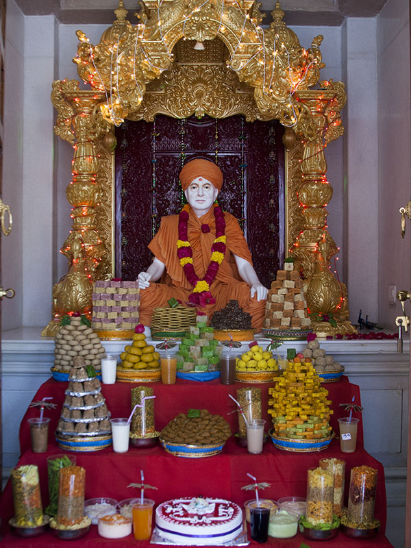 Annakut offered to Pragat Brahmaswarup Pramukh Swami Maharaj