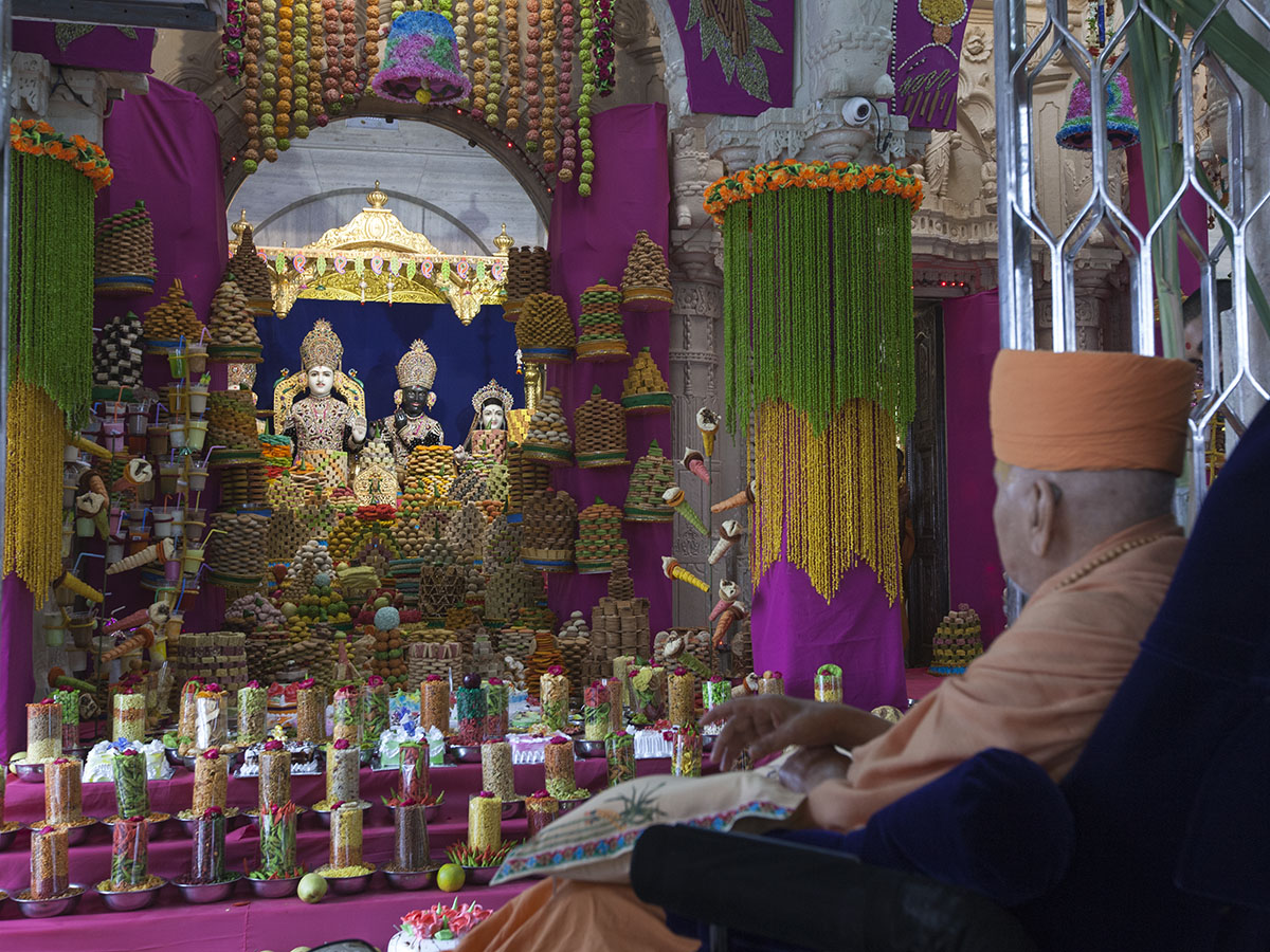 Swamishri engrossed in darshan of annakut