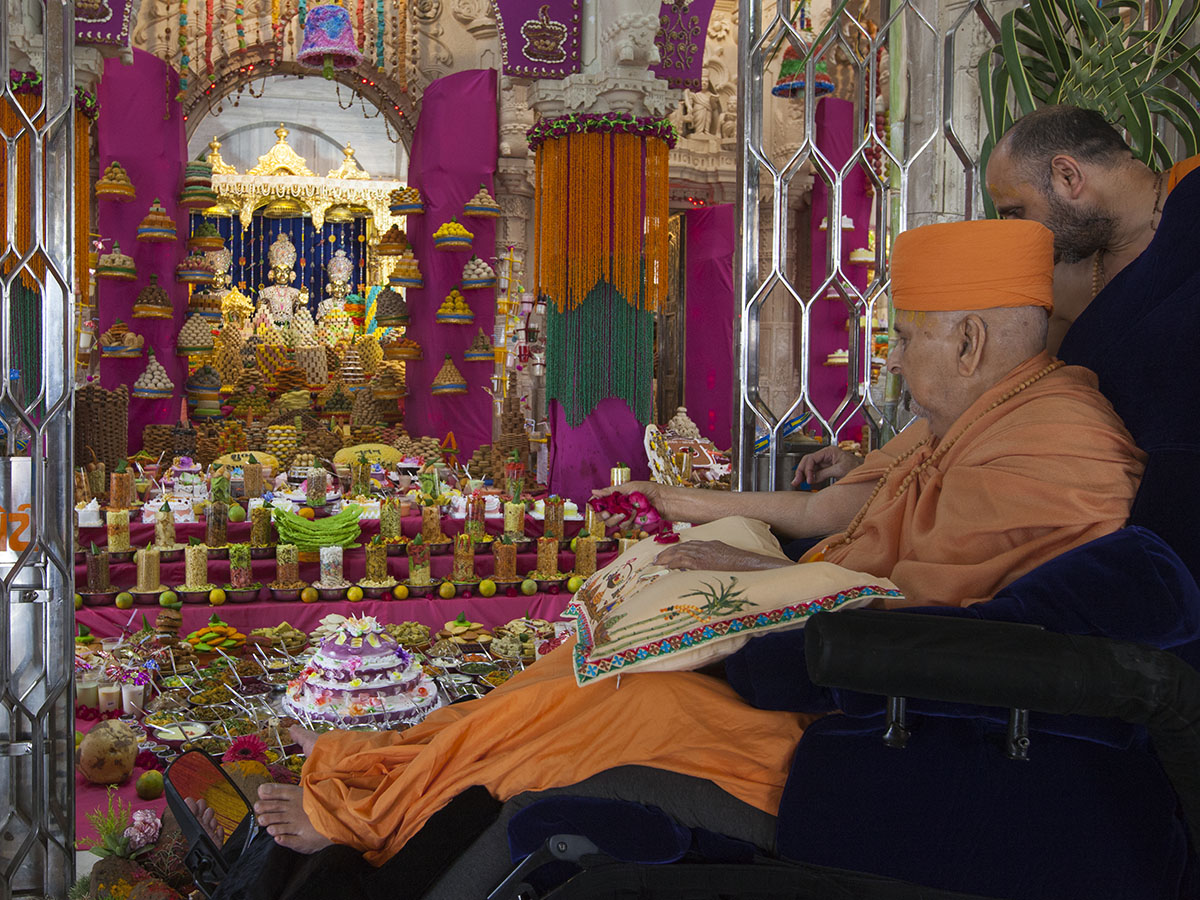 Swamishri engrossed in darshan of annakut