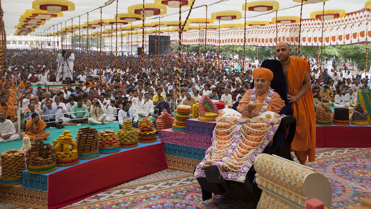 Swamishri performs annakut arti 