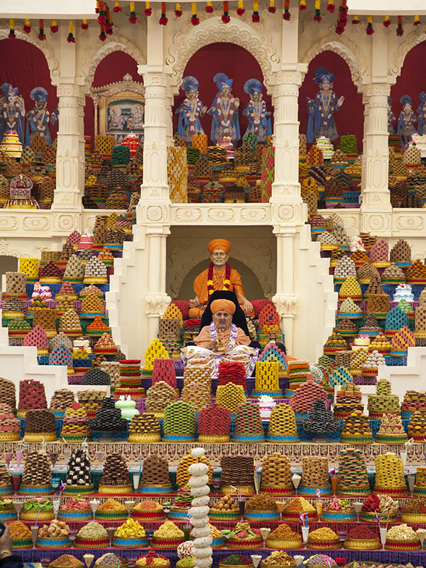 Swamishri performs annakut arti 