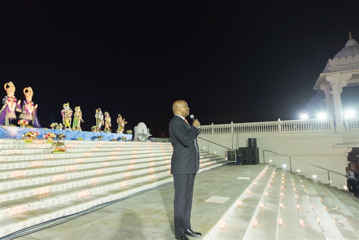 Mr. Kwanza Hall, Atlanta City Council addressing Diwali Sabha