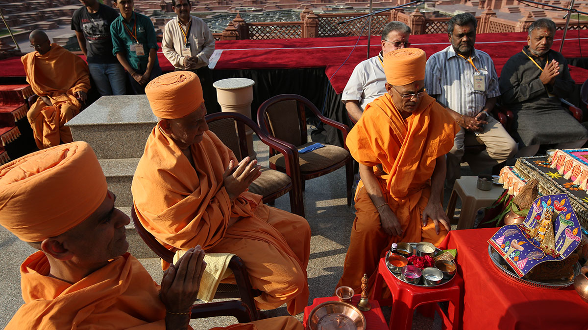 Vedic Yagna at the Yagnapurush Kund,the location for the new Sahaj Anand Water Show, 6 November 2014