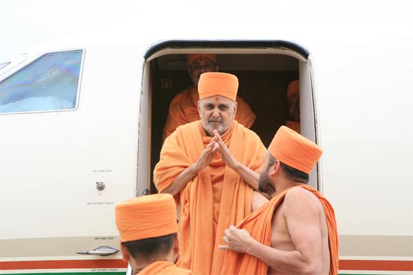 June 23 - Swamishri Arrives in Houston