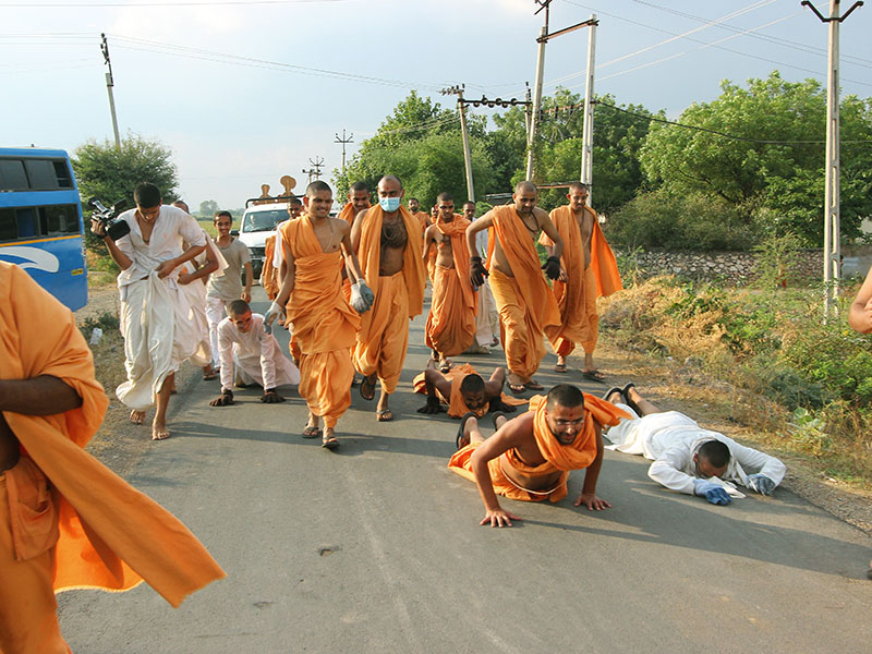 Dandvat Yatra by sadhus from Gadhada to Sarangpur