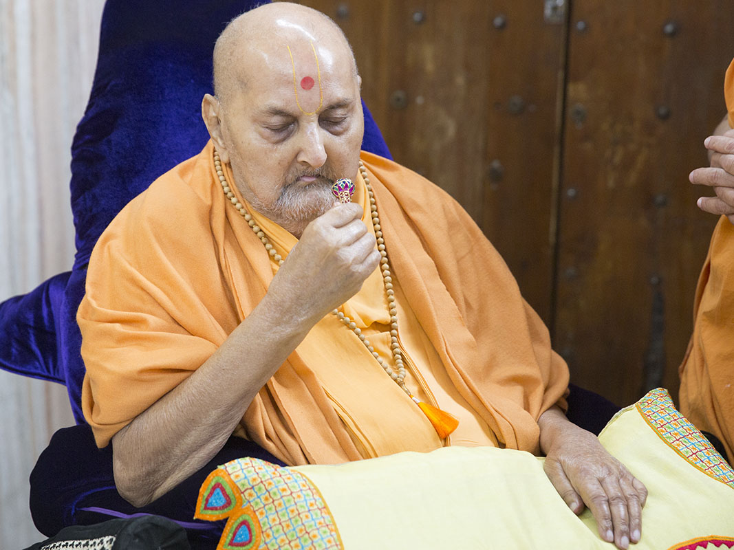 Swamishri engrossed in darshan at Smruti Mandir