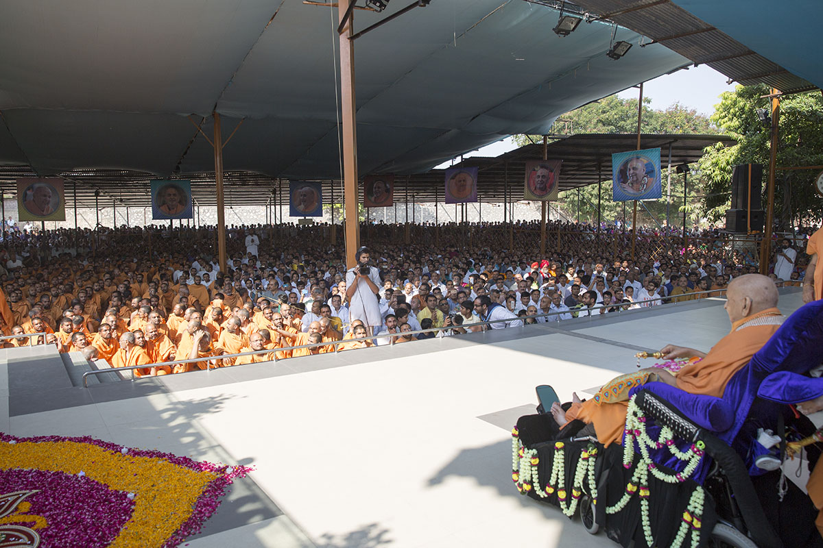 Swamishri arrives in the mandir grounds
