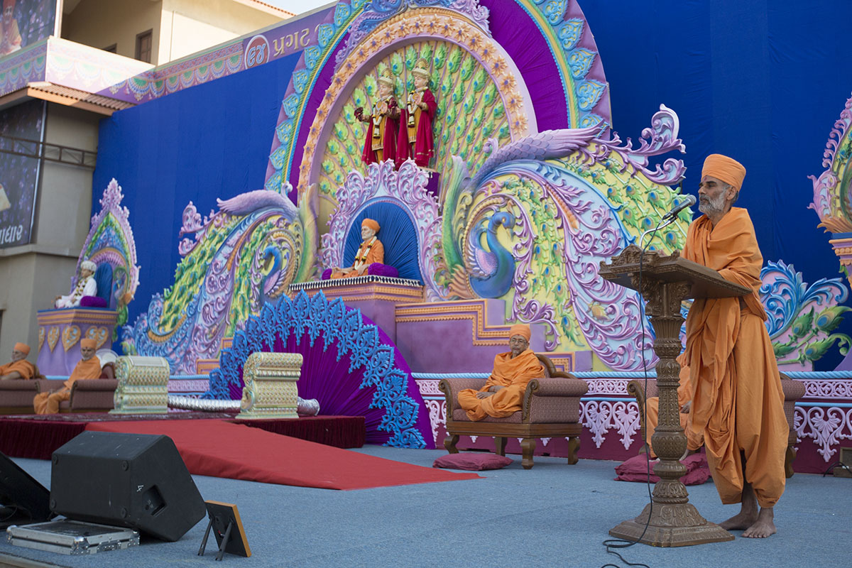 Pujya Anandswarup Swami delivers a discourse as part of  Pramukh Swami Maharaj's 94th Janma Jayanti celebrations
