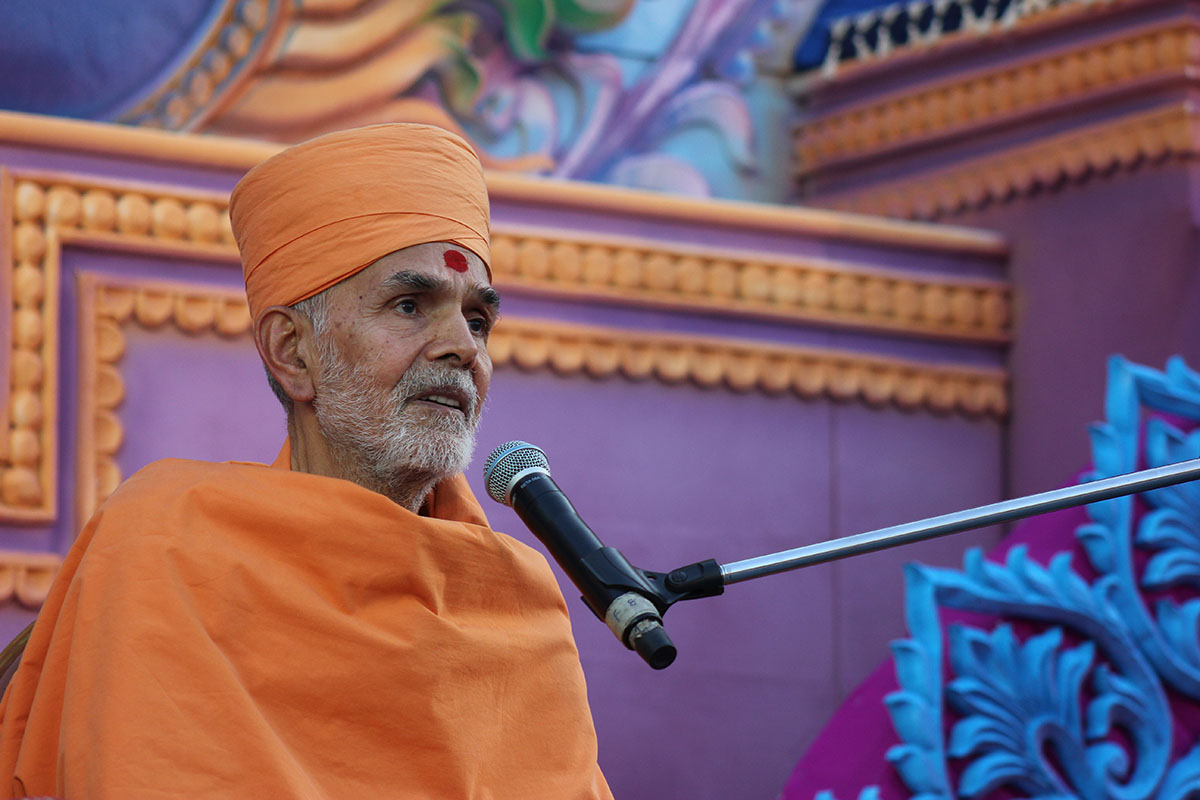 Pujya Keshavjivandas Swami (Pujya Mahant Swami) delivers a discourse as part of Swamishri's 94th Janma Jayanti celebrations