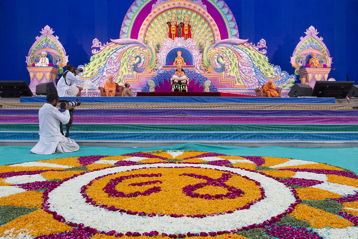 Swamishri on the stage