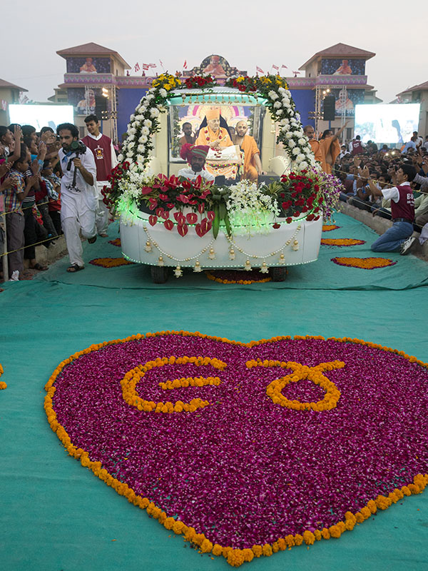 Swamishri greets all with Jai Swaminarayan