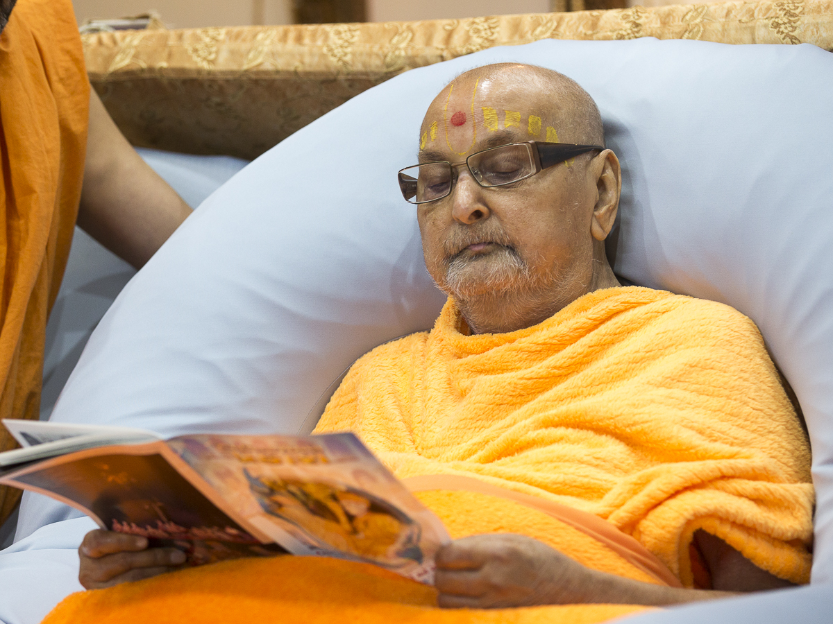 Swamishri reads 'Swaminarayan Prakash'