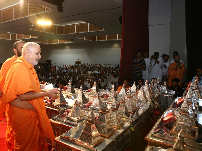 July 23, 2007, Swamishri in Toronto 