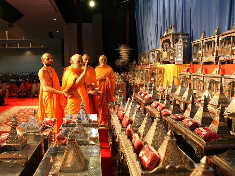 July 23, 2007, Swamishri in Toronto 