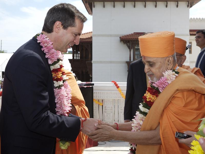  Pramukh Swami Maharaj Welcomes the Premier 