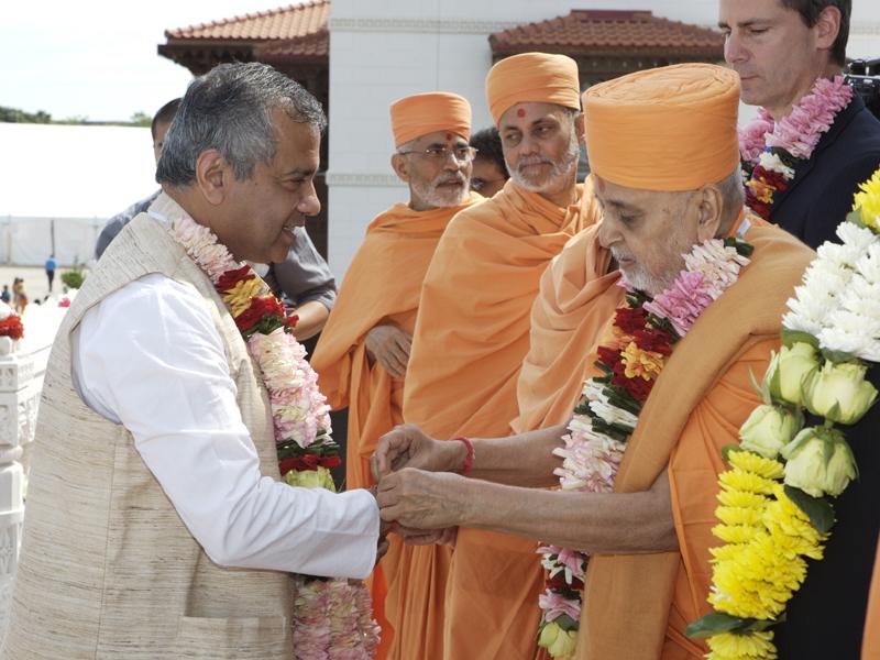  Pramukh Swami Maharaj welcomes H.E. Narayanan 