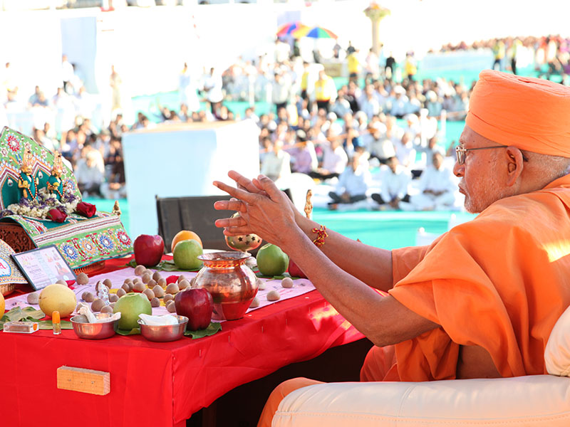 Pujya Bhaktipriya Swami (Kothari Swami) performs mahapuja rituals