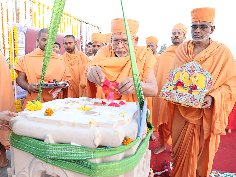 Pujya Kothari Swami performs pujan of pillar