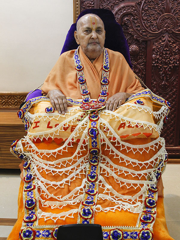 Swamishri is honored with a garland