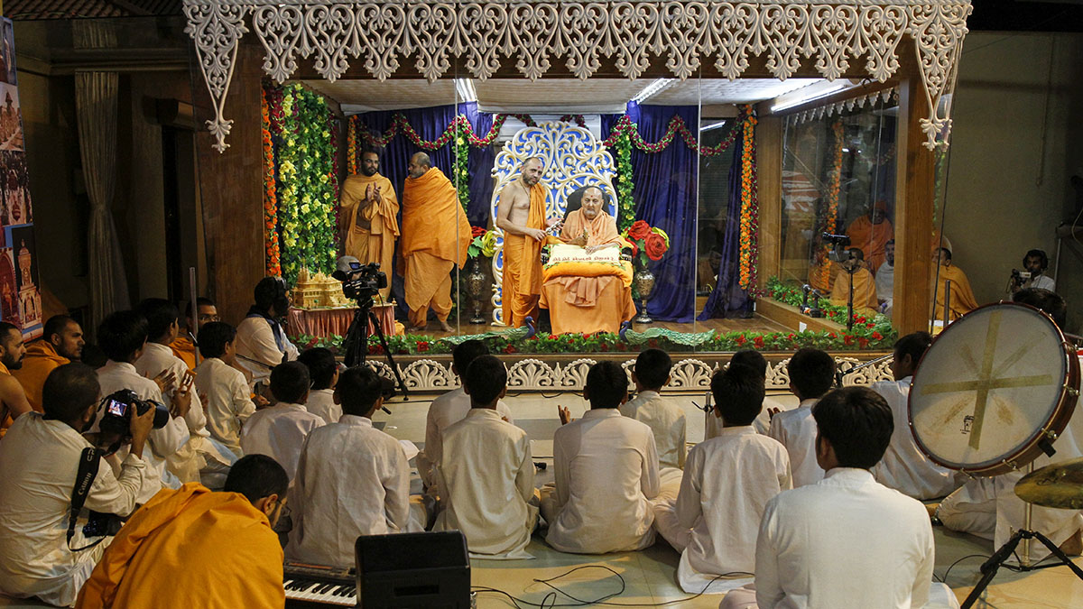 Children sing kirtans before Swamishri