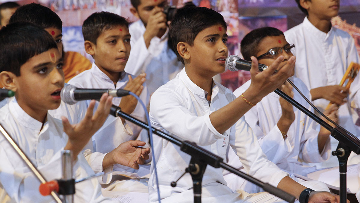 Children sing kirtans before Swamishri