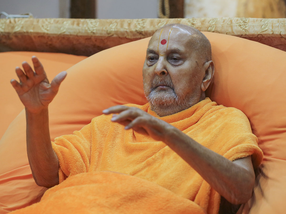 Swamishri blesses sadhus at night