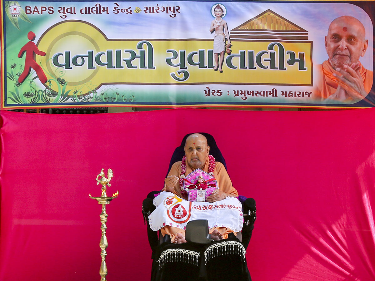 Swamishri inaugurates new batch of 'Vanvasi Yuva  Talim'