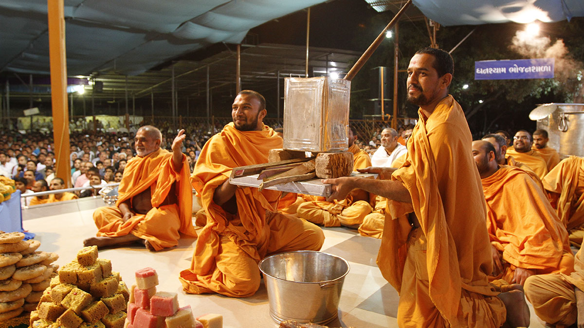Presentation of kitchen utensils, food grains and food preparation before Swamishri