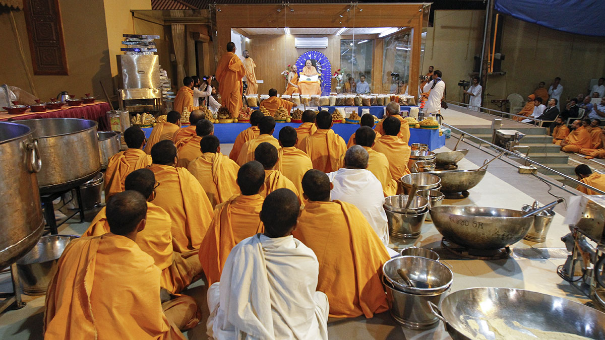 Presentation of kitchen utensils, food grains and food preparation before Swamishri