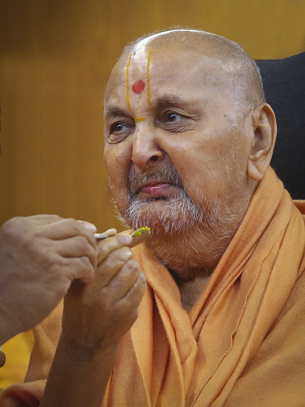 Swamishri partakes some 'shiro'